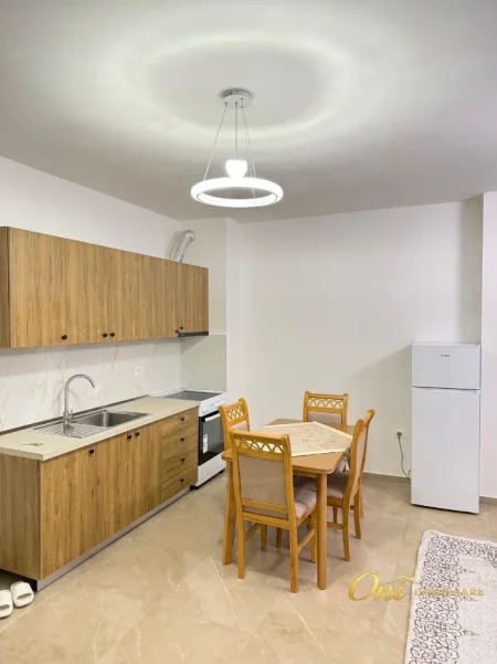 Tirane, jepet me qera apartament 1+1 Kati 9, 60 m² 450 € (KOMPLEKSI JOLLA)