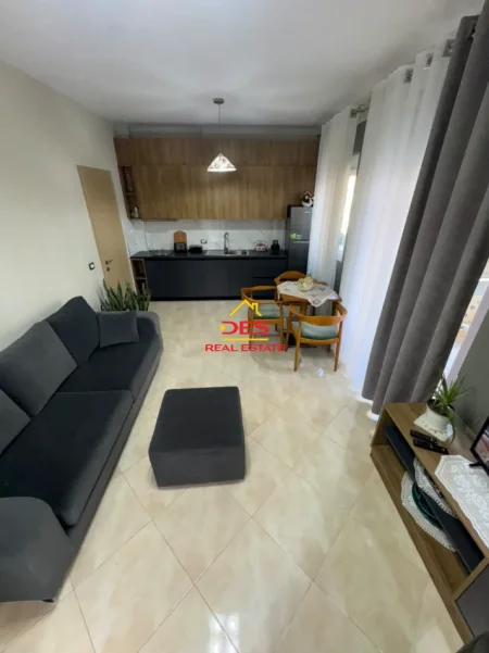 Vlore, jepet me qera apartament 2+1+Ballkon Kati 3, 90 m² 600 € (Rruga Dhimitër Konomi)