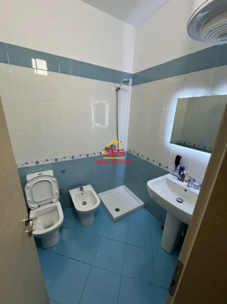 Vlore, jepet me qera apartament 2+1+Ballkon Kati 3, 90 m² 600 € (Rruga Dhimitër Konomi)