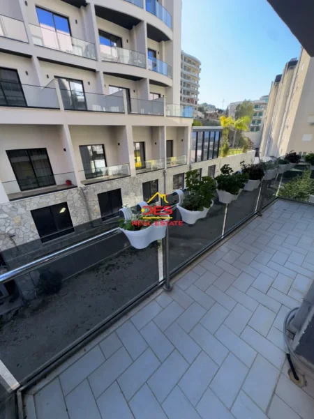 Vlore, jepet me qera apartament 2+1+Ballkon Kati 3, 90 m² 600 € (Rruga Dhimitër Konomi)
