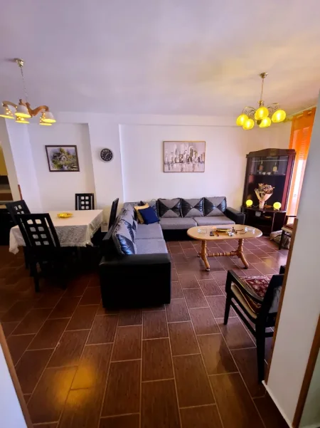Tirane, jepet me qera apartament 1+1+Ballkon Kati 3, 70 m² 300 € (Yzberisht)