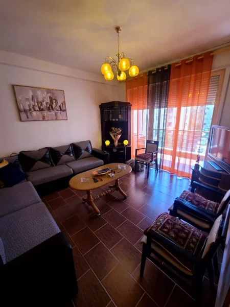 Tirane, jepet me qera apartament 1+1+Ballkon Kati 3, 70 m² 300 € (Yzberisht)