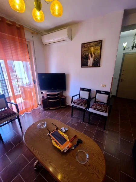 Tirane, jepet me qera apartament 1+1+Ballkon Kati 3, 70 m² 300 € (Yzberisht)