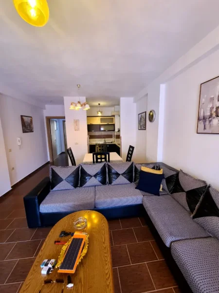 Tirane, jepet me qera apartament 1+1+Ballkon Kati 3, 70 m² 300 € (Yzberisht)