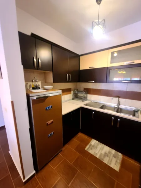 Tirane, jepet me qera apartament 1+1+Ballkon Kati 3, 70 m² 300 € (Yzberisht)