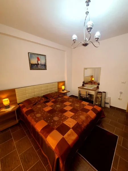 Tirane, jepet me qera apartament 1+1+Ballkon Kati 3, 70 m² 300 € (Yzberisht)