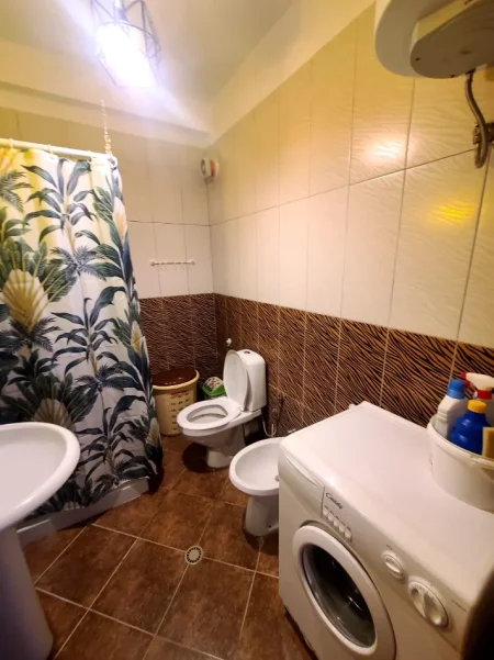 Tirane, jepet me qera apartament 1+1+Ballkon Kati 3, 70 m² 300 € (Yzberisht)