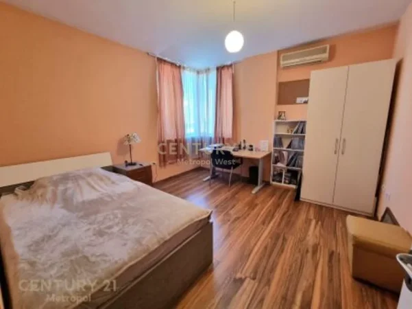 Tirane, jepet me qera apartament 2+1+Ballkon Kati 5, 112 m² 900 € (perballe toptanit)