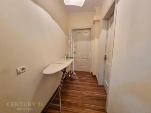 Tirane, jepet me qera apartament 2+1+Ballkon Kati 5, 112 m² 900 € (perballe toptanit)