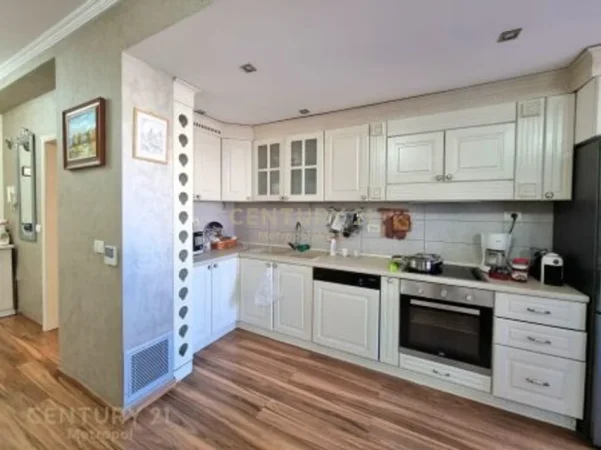 Tirane, jepet me qera apartament 2+1+Ballkon Kati 5, 112 m² 900 € (perballe toptanit)