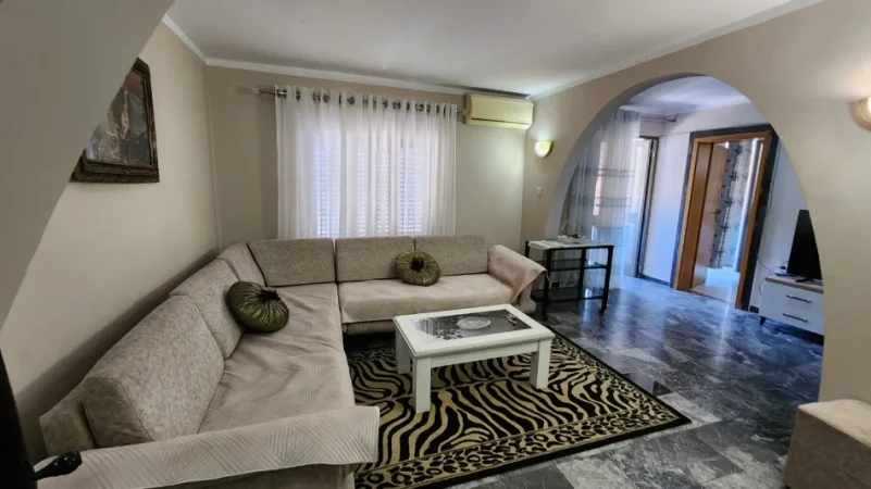 Tirane, jepet me qera apartament 2+1+Ballkon Kati 5, 107 m² 650 € (Rruga Fortuzi - 5 minuta larg qendrës së Tiranës)