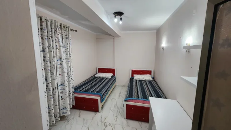 Tirane, jepet me qera apartament 2+1+Ballkon Kati 5, 107 m² 650 € (Rruga Fortuzi - 5 minuta larg qendrës së Tiranës)