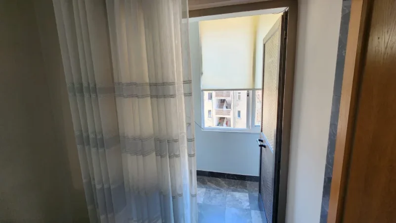 Tirane, jepet me qera apartament 2+1+Ballkon Kati 5, 107 m² 650 € (Rruga Fortuzi - 5 minuta larg qendrës së Tiranës)