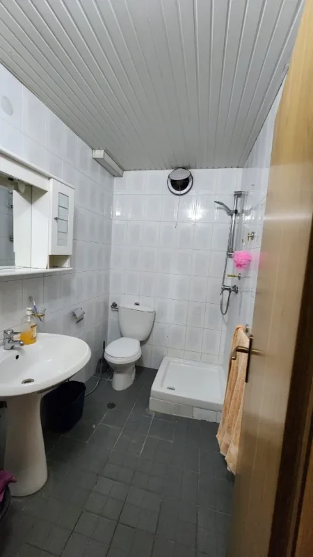 Tirane, jepet me qera apartament 2+1+Ballkon Kati 5, 107 m² 650 € (Rruga Fortuzi - 5 minuta larg qendrës së Tiranës)