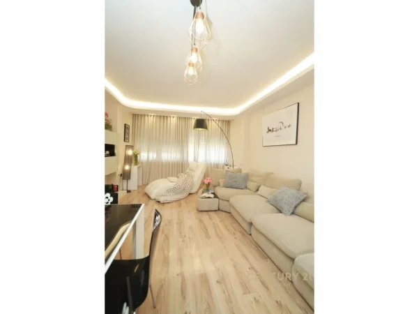 Tirane, jepet me qera apartament 2+1 Kati 6, 128 m² 1.000 € (komuna e parisit medar shtylla)