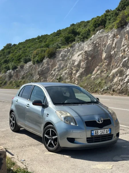 Tirane, shitet makine Toyota Yaris Benzin+Gaz, gri metalizato automatik Klima 213 km 4.700 €