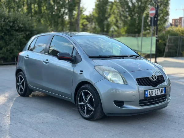 Tirane, shitet makine Toyota Yaris Benzin+Gaz, gri metalizato automatik Klima 213 km 4.700 €