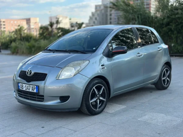 Tirane, shitet makine Toyota Yaris Benzin+Gaz, gri metalizato automatik Klima 213 km 4.700 €