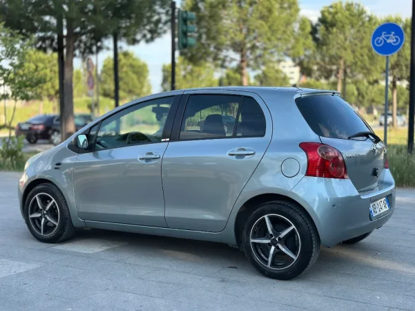 Tirane, shitet makine Toyota Yaris Benzin+Gaz, gri metalizato automatik Klima 213 km 4.700 €