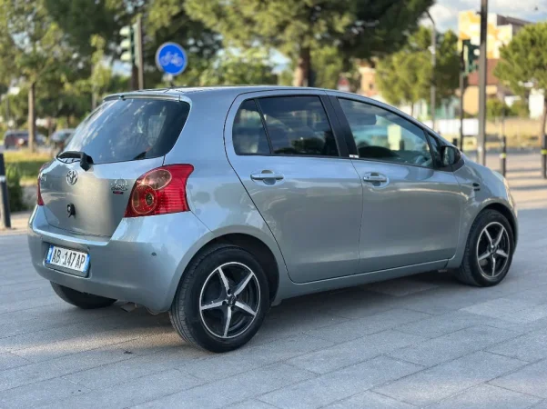 Tirane, shitet makine Toyota Yaris Benzin+Gaz, gri metalizato automatik Klima 213 km 4.700 €