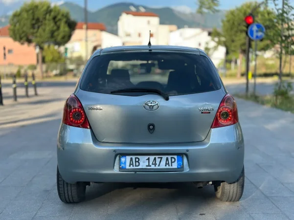 Tirane, shitet makine Toyota Yaris Benzin+Gaz, gri metalizato automatik Klima 213 km 4.700 €