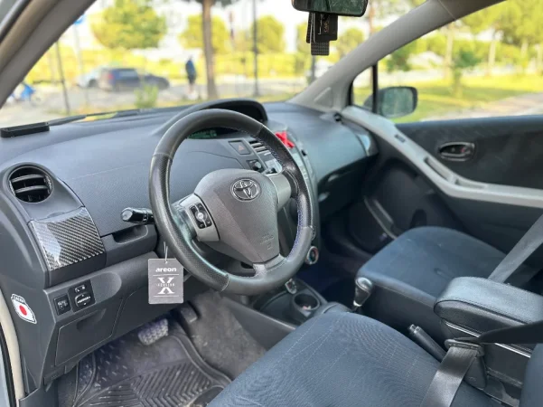 Tirane, shitet makine Toyota Yaris Benzin+Gaz, gri metalizato automatik Klima 213 km 4.700 €