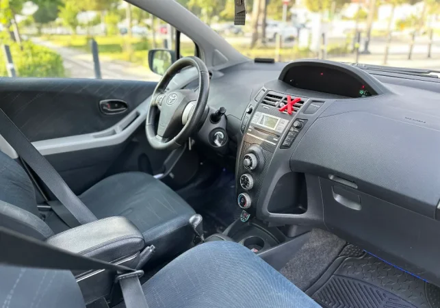 Tirane, shitet makine Toyota Yaris Benzin+Gaz, gri metalizato automatik Klima 213 km 4.700 €