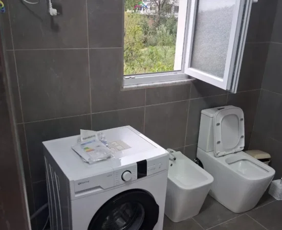 Tirane, jepet me qera Vile 3+1 Kati 3, 115 m² 580 € (rruga elbasanit)