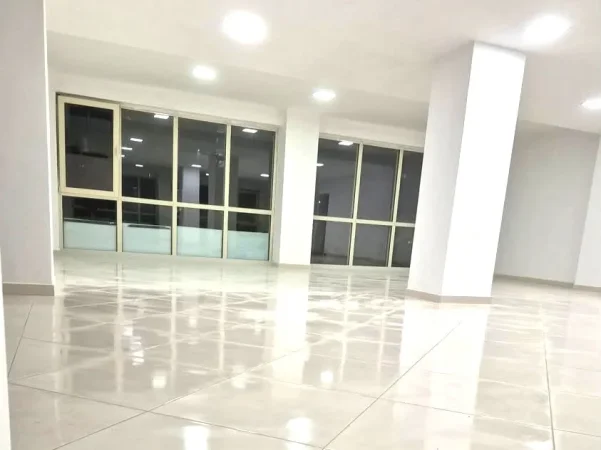 Tirane, jepet me qera ambjent biznesi , 260 m² 2.200 € 