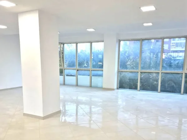 Tirane, jepet me qera ambjent biznesi , 260 m² 2.200 € 