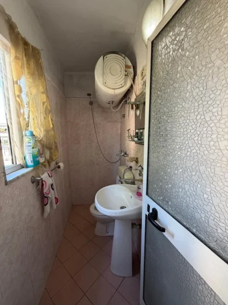 Tirane, jepet me qera apartament 1+1 Kati 2, 65 m² 480 € (Shkolla Bashkuar)