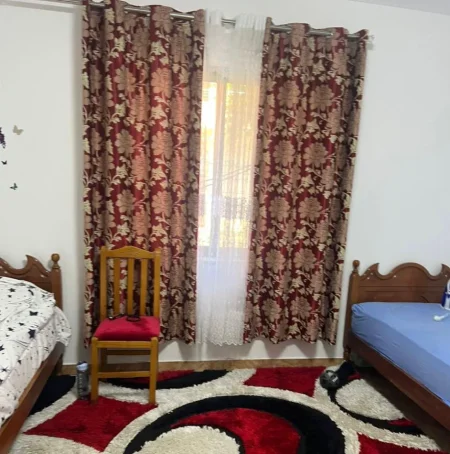 Tirane, ndarje qeraje Vile 2+1+Ballkon Kati 1, 88 € (Rruga Elbasanit)