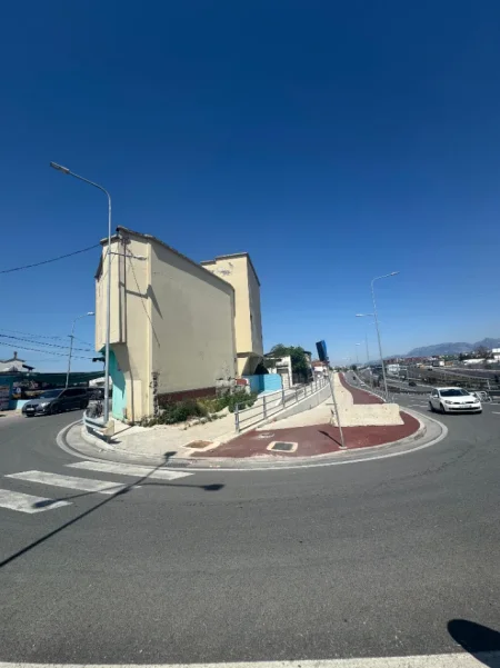 Tirane, jap me qera aktivitet biznesi Kati 2, 275 m² 2.700 € (Sheshi Shqiponja)