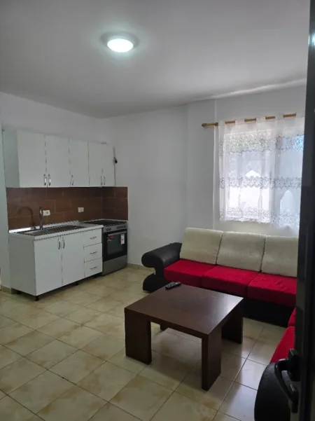 Tirane, jepet me qera apartament 1+1 Kati 2, 50 m² 300 € (Rruga 5 maj)