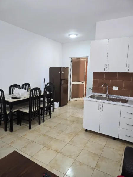 Tirane, jepet me qera apartament 1+1 Kati 2, 50 m² 300 € (Rruga 5 maj)
