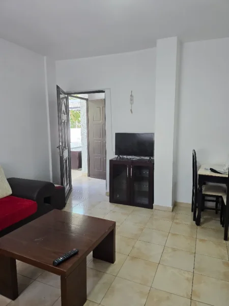 Tirane, jepet me qera apartament 1+1 Kati 2, 50 m² 300 € (Rruga 5 maj)