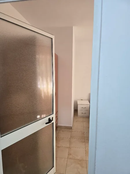 Tirane, jepet me qera apartament 1+1 Kati 2, 50 m² 300 € (Rruga 5 maj)