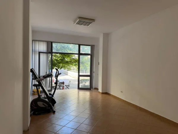 Tirane, jepet me qera ambjent biznesi Kati 1, 68 m² 1100 € (Shkolla e Bashkuar)