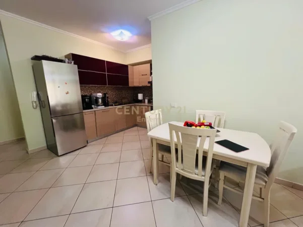 Tirane, jepet me qera apartament 2+1+Ballkon Kati 3, 104 m² 750 € (ATSH)