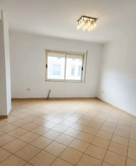 Tirane, jepet me qera Apartament 2+1+Ballkon, BOSH, Kati 3,  100 m², Cmimi 550 € Rruga Jordan Misja, Tiranë.