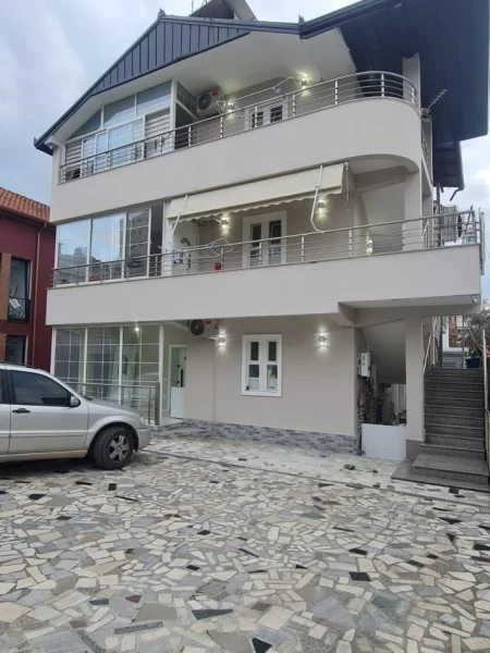 Tirane, jepet me qera apartament 1+1 Kati 1, 70 m² 400 € (Kinostudio)