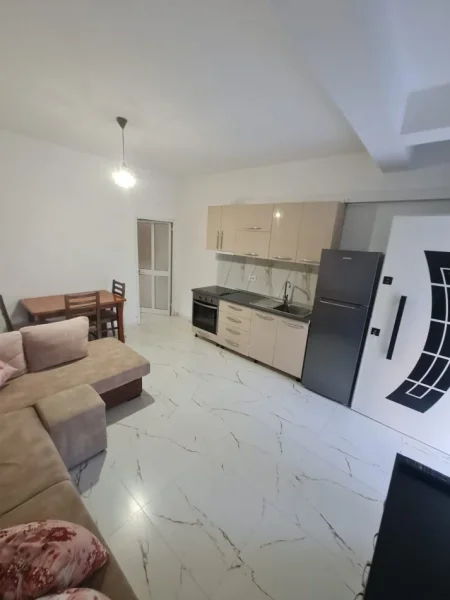 Tirane, jepet me qera apartament 1+1 Kati 1, 70 m² 400 € (Kinostudio)