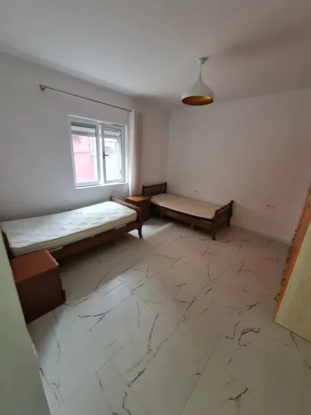 Tirane, jepet me qera apartament 1+1 Kati 1, 70 m² 400 € (Kinostudio)