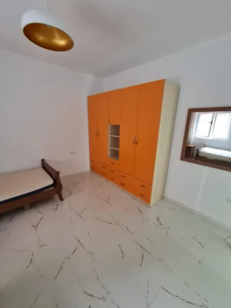 Tirane, jepet me qera apartament 1+1 Kati 1, 70 m² 400 € (Kinostudio)
