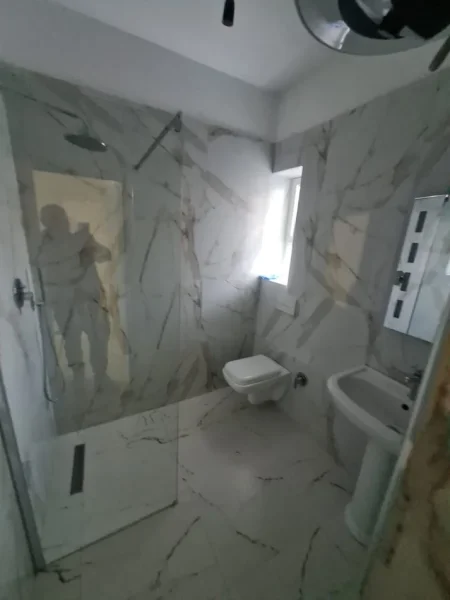 Tirane, jepet me qera apartament 1+1 Kati 1, 70 m² 400 € (Kinostudio)