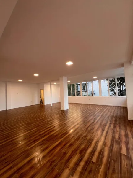 Tirane, jepet me qera ambjent biznesi Kati 0, 150 m² 1.800 € (Liqeni i Thatë)