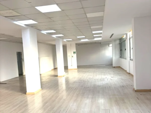 Tirane, jepet me qera ambjent biznesi , 330 m² 4.500 €