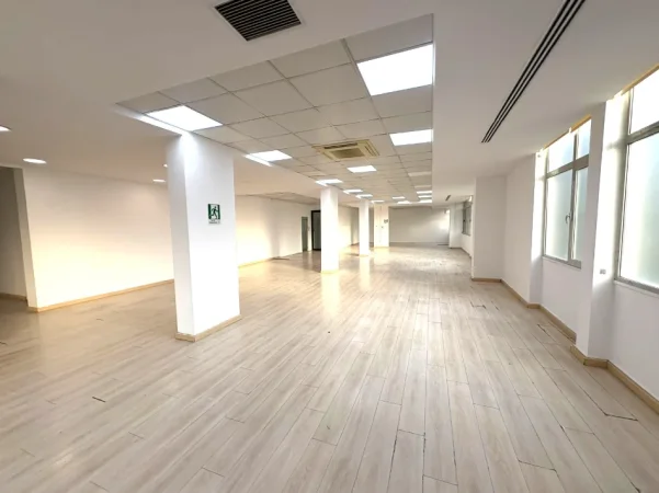 Tirane, jepet me qera ambjent biznesi , 330 m² 4.500 €