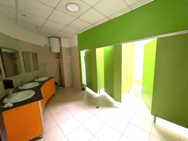 Tirane, jepet me qera ambjent biznesi , 330 m² 4.500 €