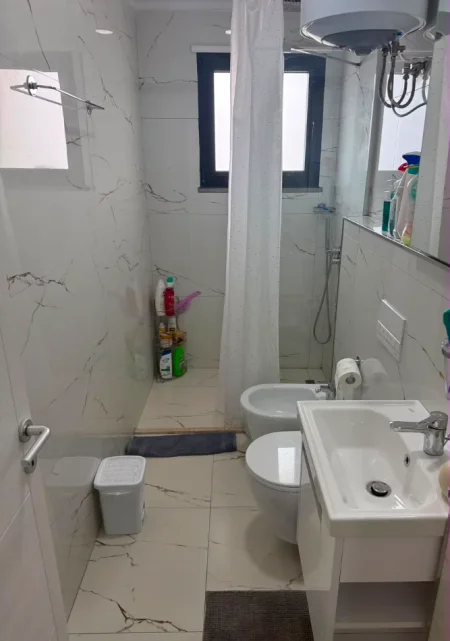 Tirane, jepet me qera apartament 1+1+Ballkon Kati 5, 65 m² 650 € (Rruga Petro Nini Luarasi)